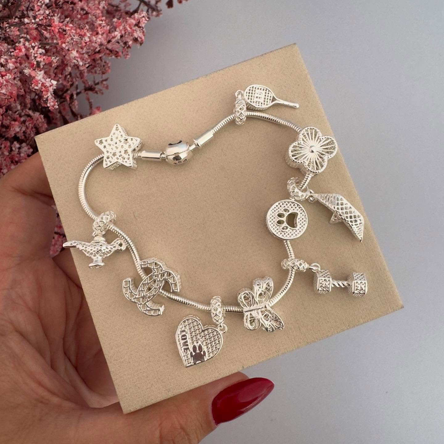 Feito em prata legítima 925, esse berloque de prata em formato 3D é perfeito para adicionar um toque especial à sua coleção de pulseiras e berloques!!